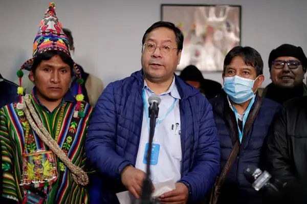 ব্ল্যাক জ্যাকেট পরা ব্যক্তি বলিভিয়ার প্রেসিডেন্ট হওয়ার পথে লুইস আর্ক. Channel i News - চ্যানেল আই নিউজ