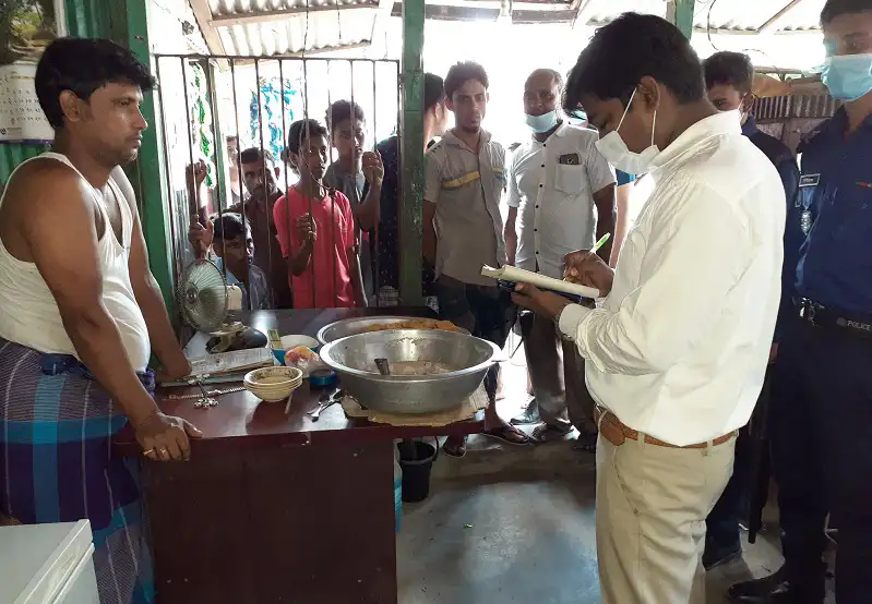 অভিযান চলাকালে কর্মকর্তারা দোকান ও হোটেল পরিদর্শন করছেন. Channel i News - চ্যানেল আই নিউজ