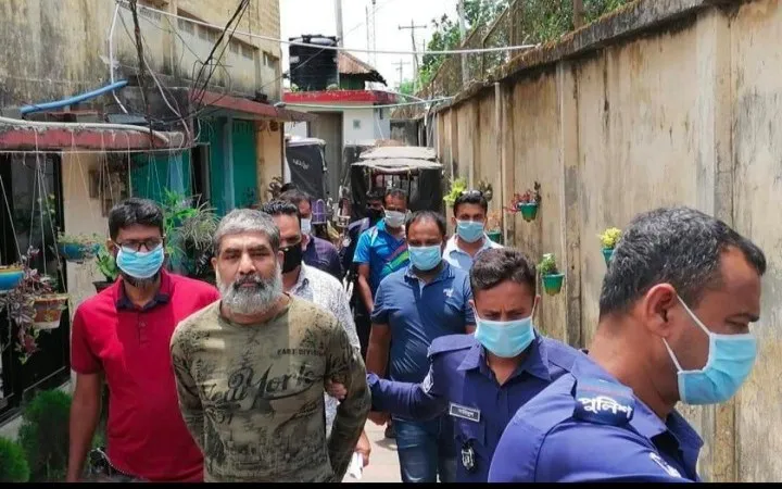 নিরাপত্তা বাহিনী ও সাংবাদিকরা একটি সংকীর্ণ গলি দিয়ে যাচ্ছেন. Channel i News - চ্যানেল আই নিউজ