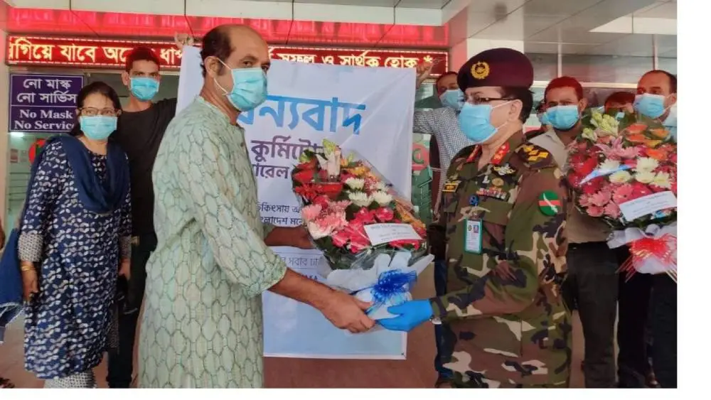 মেয়র আতিক করোনামুক্ত, সেনা কর্মকর্তা ফুলের তোড়া প্রদান করছেন. Channel i News - চ্যানেল আই নিউজ