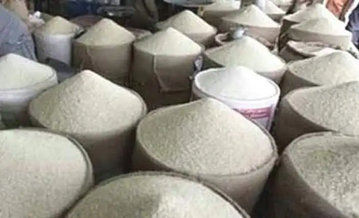 বাজারে বিভিন্ন বড় পাত্রে ভরা চালের ছবি, চ্যানেল আই অনলাইন. Channel i News - চ্যানেল আই নিউজ