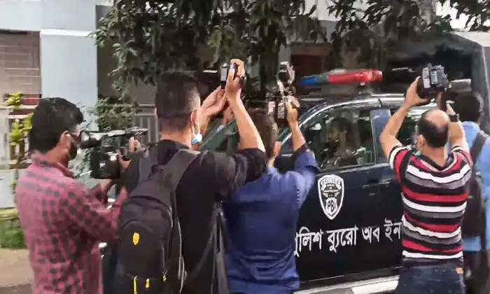 সাংবাদিকরা রায়হান হত্যা মামলার কনস্টেবল হারুন রশিদের রিমান্ডের খবর সংগ্রহ করছে. Channel i News - চ্যানেল আই নিউজ