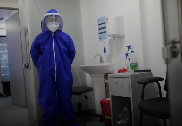 নার্স PPE পরিধান করে হাসপাতালের কক্ষে দাঁড়িয়ে আছেন. Channel i News - চ্যানেল আই নিউজ
