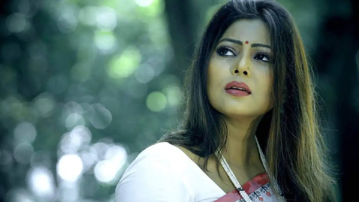 বনজঙ্গলে এক নারীর ছবি, প্রাকৃতিক পরিবেশে সুন্দর দৃশ্য. Channel i News - চ্যানেল আই নিউজ