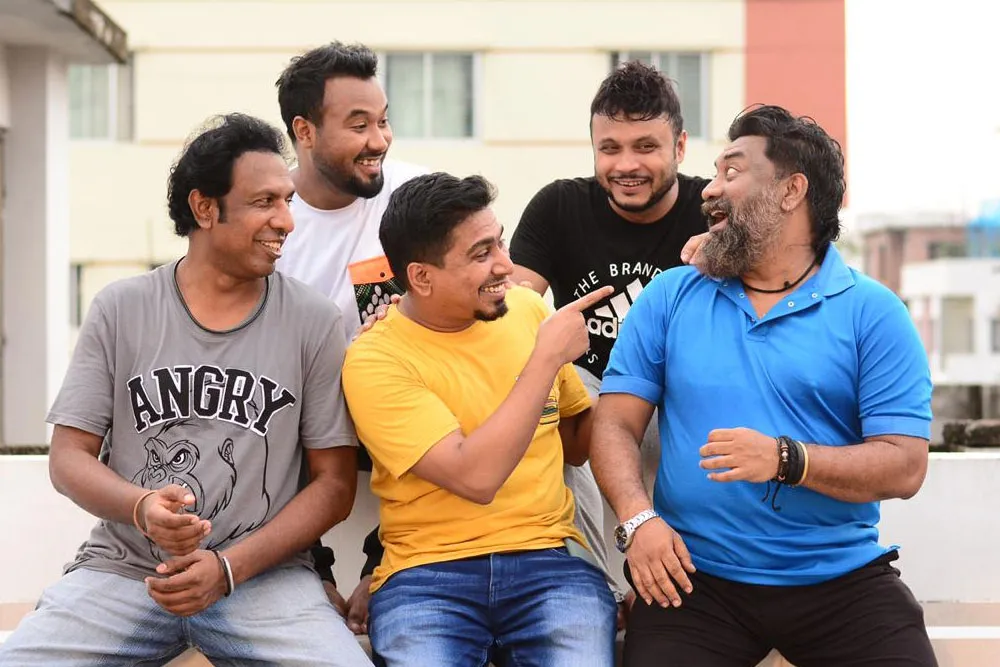 ছয় বন্ধু হাসি-মজায় মেতে উঠেছে ছাদে, ব্যাচেলর পয়েন্টের সিজন থ্রি. Channel i News - চ্যানেল আই নিউজ
