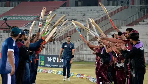 উমর গুলের বিদায় অনুষ্ঠানে ক্রিকেটাররা ফুলেল শুভেচ্ছা জানাচ্ছেন. Channel i News - চ্যানেল আই নিউজ