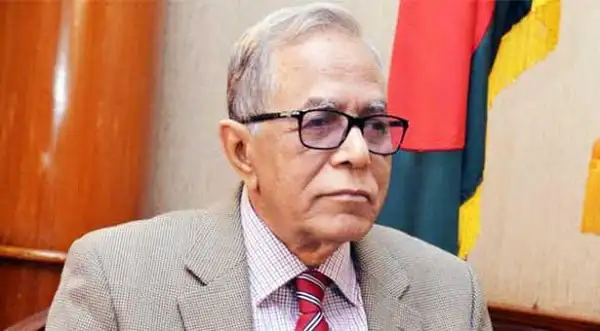 রাষ্ট্রপতি দপ্তরে বসে, পেশাদারী পোশাক পরা একজন ব্যক্তি. Channel i News - চ্যানেল আই নিউজ