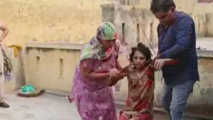 নির্যাতিত শিশুকে উদ্ধার করে চিকিৎসার জন্য নিয়ে যাওয়া হচ্ছে. Channel i News - চ্যানেল আই নিউজ