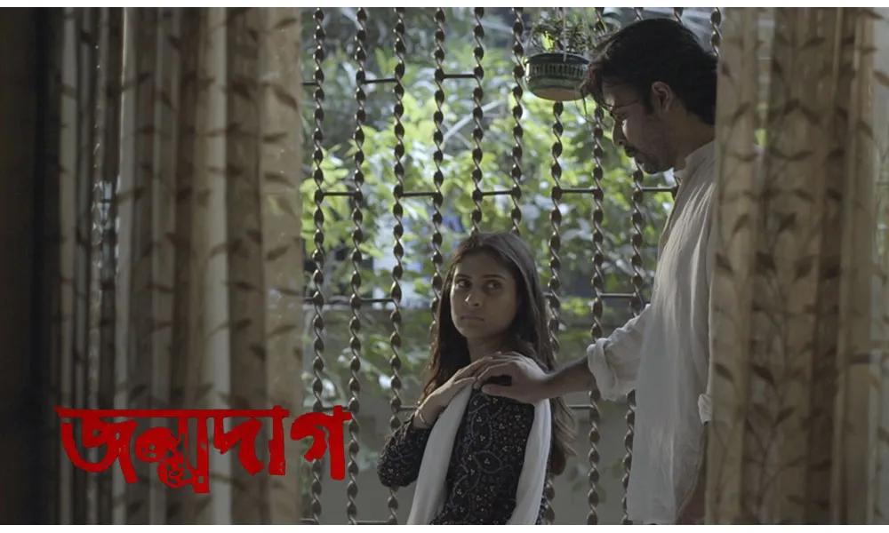 দুটি মানুষ একটি কাঠের জালির সামনে দাঁড়িয়ে আছেন, মেয়েটি ভয় পেয়ে আছে. Channel i News - চ্যানেল আই নিউজ