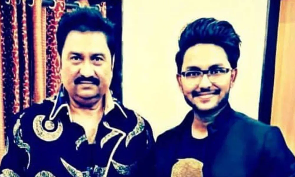 কুমার শানুর ছেলে ও তার বন্ধু হাস্যোজ্জ্বল মুখে ছবি তুলেছেন. Channel i News - চ্যানেল আই নিউজ
