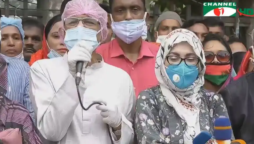জনপ্রতিনিধি ও স্বাস্থ্যকর্মীরা গণমাধ্যমের সামনে বক্তব্য দিচ্ছেন. Channel i News - চ্যানেল আই নিউজ