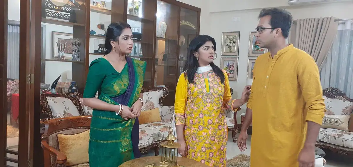 তিনজন মানুষ একটি বসার ঘরে আলোচনা করছে, এক নারী অন্য দুইজনের সাথে কথা বলছেন. Channel i News - চ্যানেল আই নিউজ