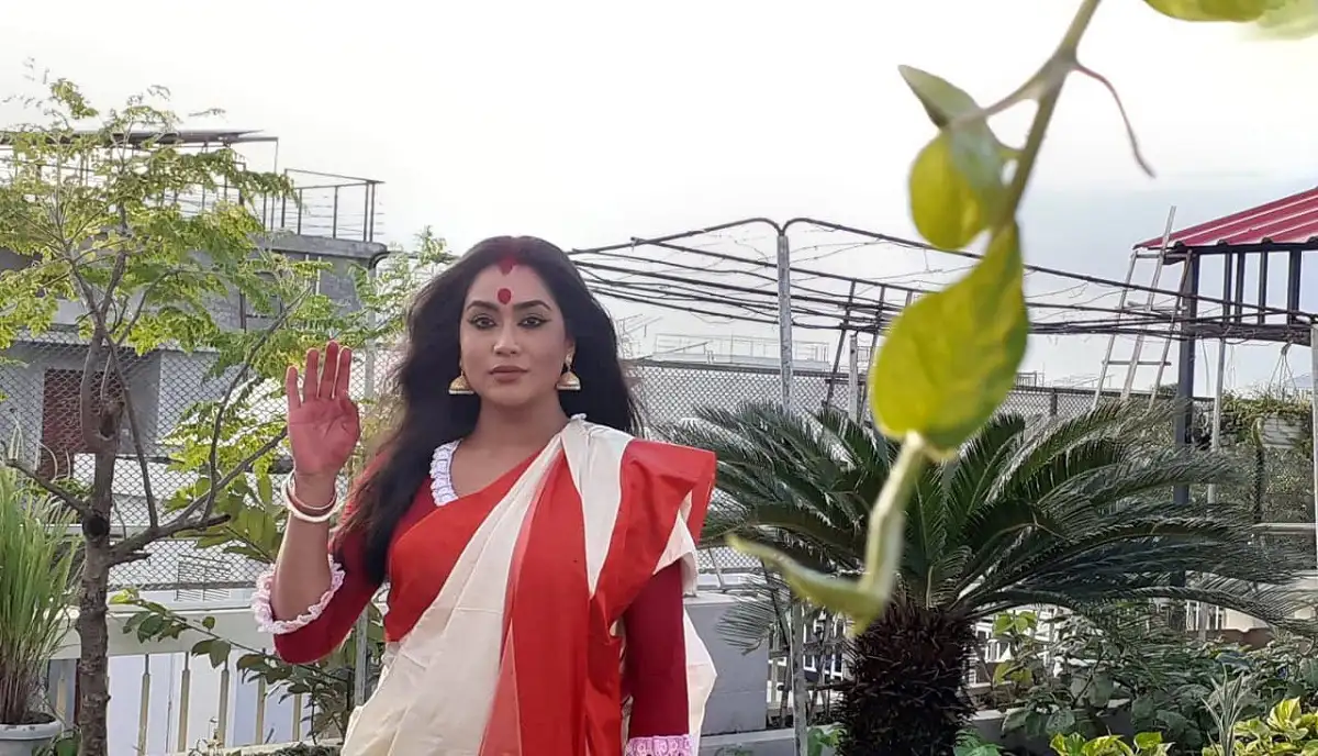 চয়নিকা চৌধুরী বাংলার ঐতিহ্যবাহী পোশাকে দাঁড়িয়ে. Channel i News - চ্যানেল আই নিউজ