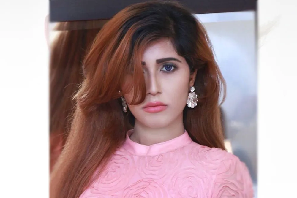 প্রতিষ্ঠিত নারী ব্যক্তিত্বের সুন্দর ছবি, লাল চুল ও ঝলমলে চোখের সাথে. Channel i News - চ্যানেল আই নিউজ