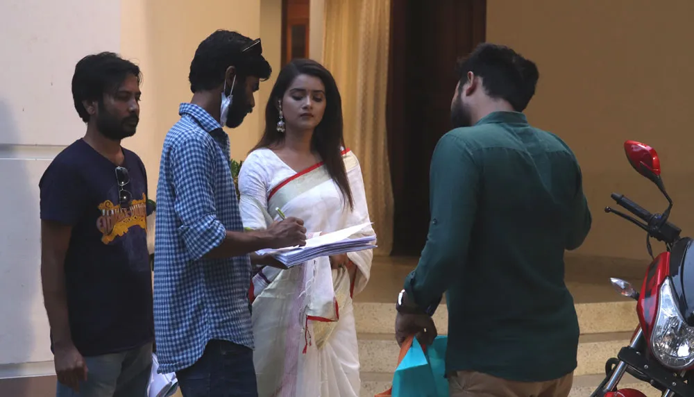 বাংলাদেশের সংবাদ সংগ্রহের জন্য চারজন ব্যক্তি আলোচনা করছে. Channel i News - চ্যানেল আই নিউজ