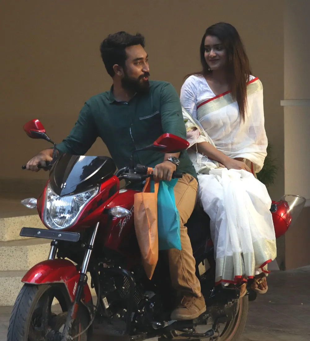 নতুন ট্রেন্ডি গল্পের জন্য যুবক ও যুবতীর মজার মুহূর্ত. Channel i News - চ্যানেল আই নিউজ