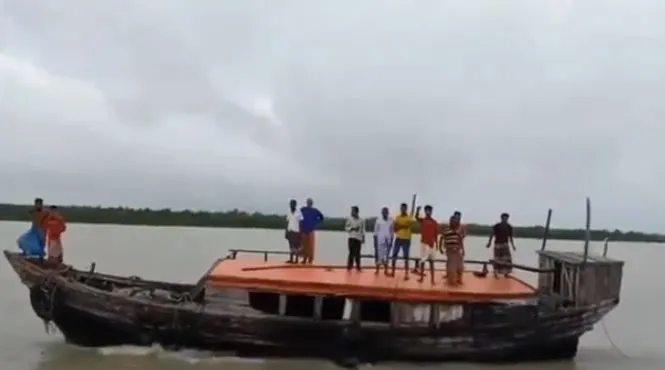 নদীতে স্পিডবোট ডুবির ঘটনায় উদ্ধারকর্মীরা উপস্থিত. Channel i News - চ্যানেল আই নিউজ