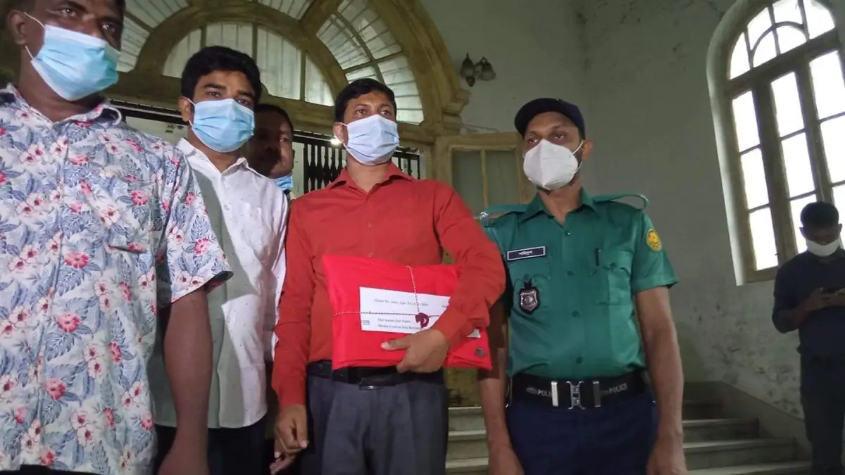 শুনানিতে অংশগ্রহণকারী ব্যক্তিরা masks পরিধান করেছেন. Channel i News - চ্যানেল আই নিউজ