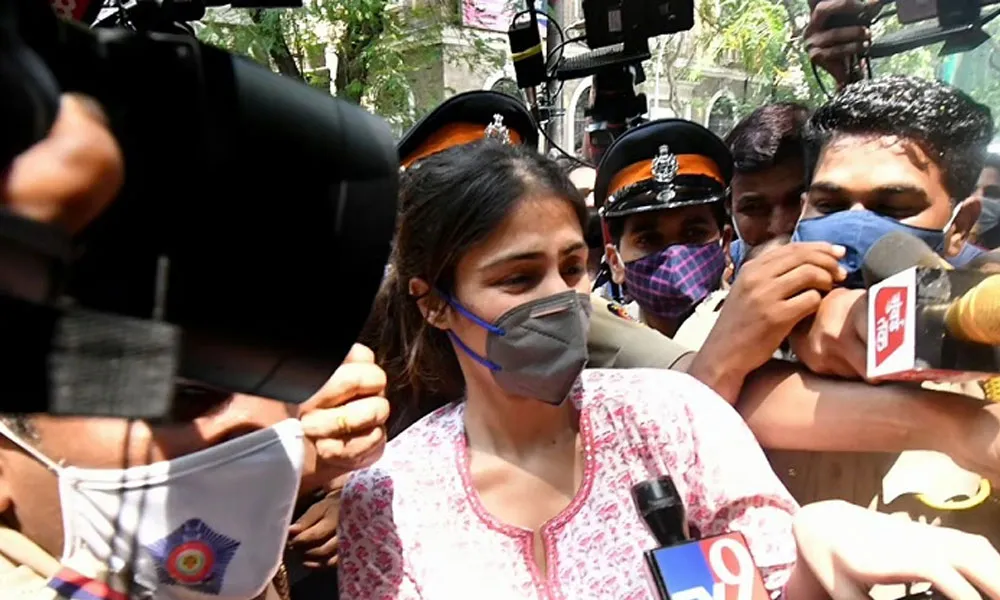 রিয়া চক্রবর্তী সংবাদ সম্মেলনে সাংবাদিকদের প্রশ্নের উত্তর দিচ্ছেন. Channel i News - চ্যানেল আই নিউজ
