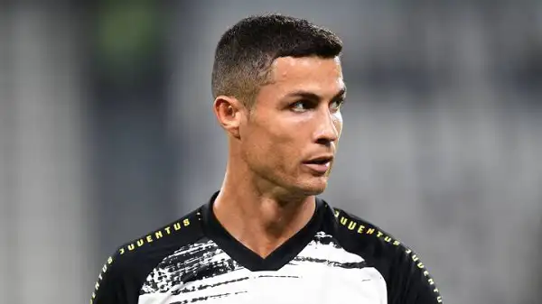 রোনালদো ফুটবল মাঠে, পরিধান করেছেন জুভেন্টাসের জার্সি. Channel i News - চ্যানেল আই নিউজ