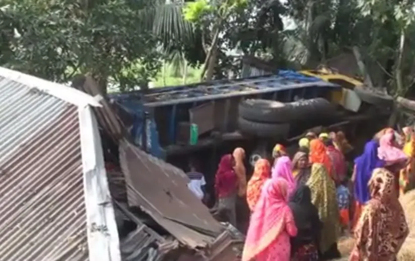 ট্রাকের ধাক্কায় ঘরে পড়ে নিহত কলেজছাত্রের পরিবার ও স্থানীয়রা. Channel i News - চ্যানেল আই নিউজ