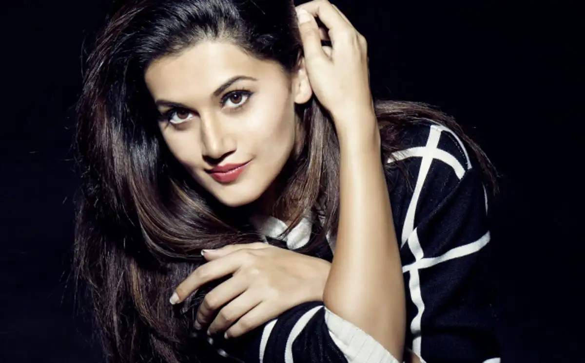 তাপসী পান্নু সুন্দরভাবে পোজ দিয়ে ছবি তুলেছেন. Channel i News - চ্যানেল আই নিউজ