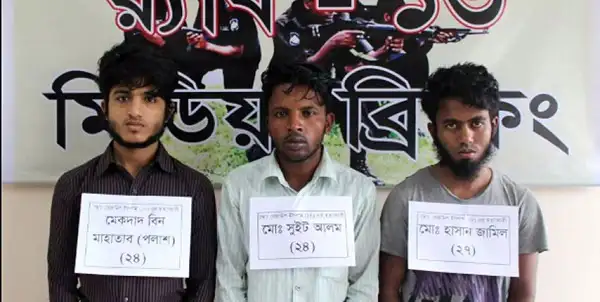 তিনজন যুবককে পুলিশে সোপর্দ করা হচ্ছে, তাদের হাতে নামের তালিকা।. Channel i News - চ্যানেল আই নিউজ