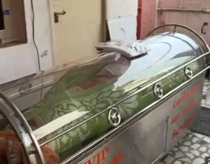 ফ্রিজার বক্সে রাখা লাশ পরিবহনের জন্য প্রস্তুত, উদ্ধারকর্মীরা উপস্থিত. Channel i News - চ্যানেল আই নিউজ
