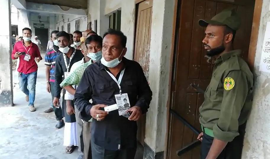 চাঁদপুরে ভোটার তালিকা যাচাই করতে ভোটাররা লাইনে দাঁড়িয়েছে. Channel i News - চ্যানেল আই নিউজ