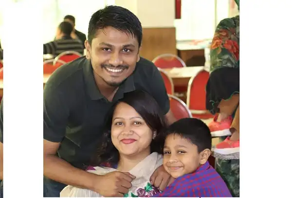 সন্তান ও পরিবারের সঙ্গে খুশি এক মা, বাবা ও ছেলে ছবি. Channel i News - চ্যানেল আই নিউজ