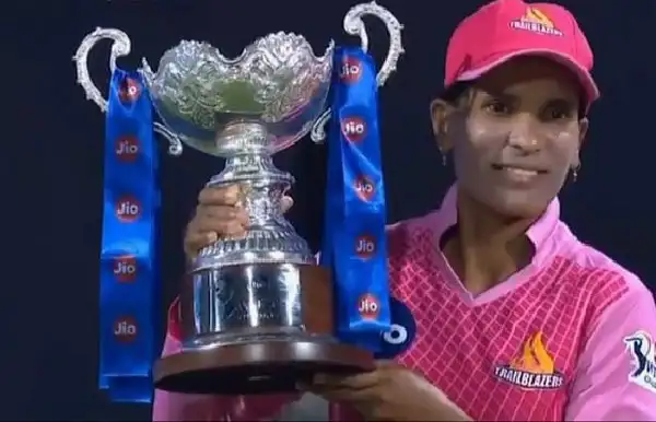 বাংলাদেশ নারী ক্রিকেট দলের সালমা ট্রফি হাতে নিয়ে হাসিমুখে. Channel i News - চ্যানেল আই নিউজ