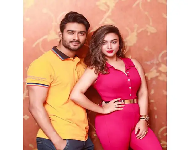 বাংলাদেশের দুই তরুণ নারী ও পুরুষের স্টাইলিশ ছবি. Channel i News - চ্যানেল আই নিউজ