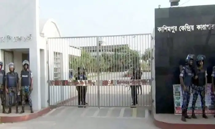 কেরানীগঞ্জ কারাগার গেটের সামনে নিরাপত্তা কর্মীরা দাঁড়িয়ে. Channel i News - চ্যানেল আই নিউজ