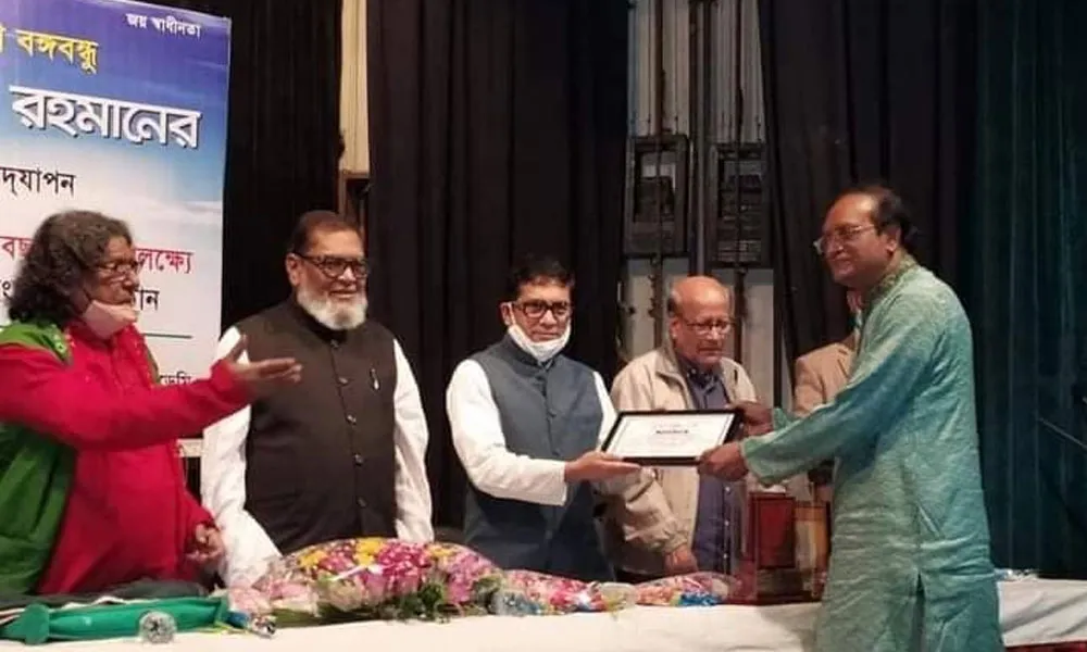 শুভ অনুষ্ঠানে সম্মাননা প্রদানরত অতিথি ও অতিথি. Channel i News - চ্যানেল আই নিউজ