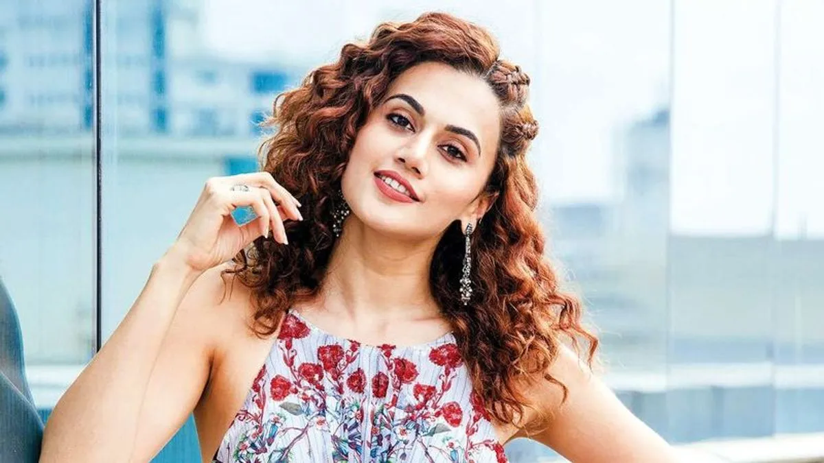 তাপসী পান্নু হাসিমুখে ক্যামেরার দিকে তাকাচ্ছেন. Channel i News - চ্যানেল আই নিউজ