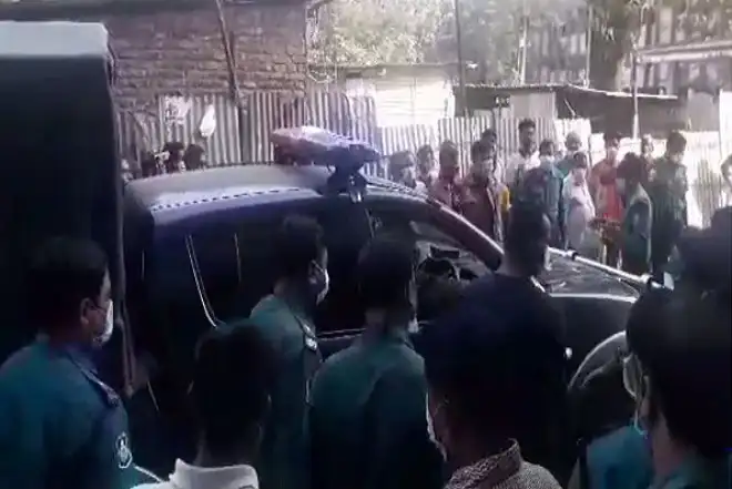 জনগণ ও পুলিশ ভিড়, রায়হান হত্যা মামলার রিমান্ড শেষে জেলহাজতে আক্তার. Channel i News - চ্যানেল আই নিউজ