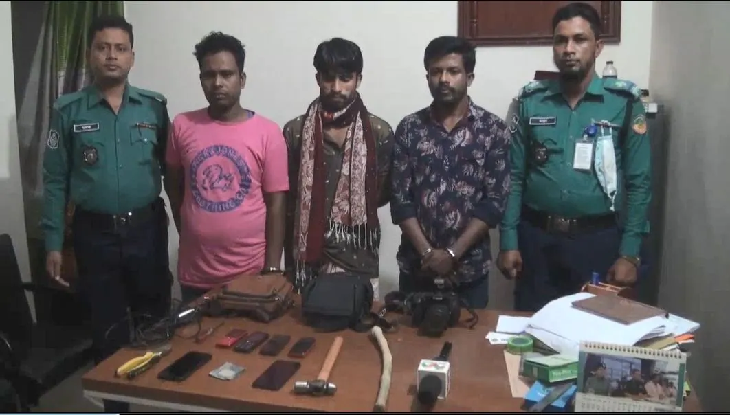 গাজীপুরে অপহরণের ঘটনায় গ্রেফতার ৩ সন্দেহভাজনসহ পুলিশ সদস্যরা. Channel i News - চ্যানেল আই নিউজ