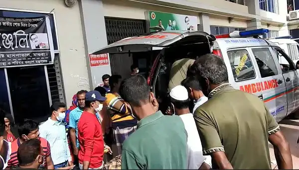 মাগুরায় ট্রাক চাপায় দুই মটরসাইকেল আরোহী নিহতের খবরের জন্য অ্যাম্বুলেন্সে রোগীদের স্থানান্তর।. Channel i News - চ্যানেল আই নিউজ