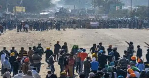 বিক্ষোভকারীরা রাস্তায় জমায়েত, পুলিশ ও নিরাপত্তা বাহিনী উপস্থিত. Channel i News - চ্যানেল আই নিউজ