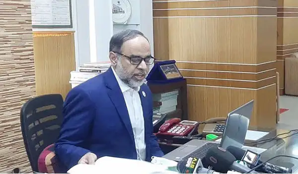 প্রধানমন্ত্রী কার্যালয়ে একজন কর্মকর্তা সংবাদ সম্মেলন করছেন. Channel i News - চ্যানেল আই নিউজ