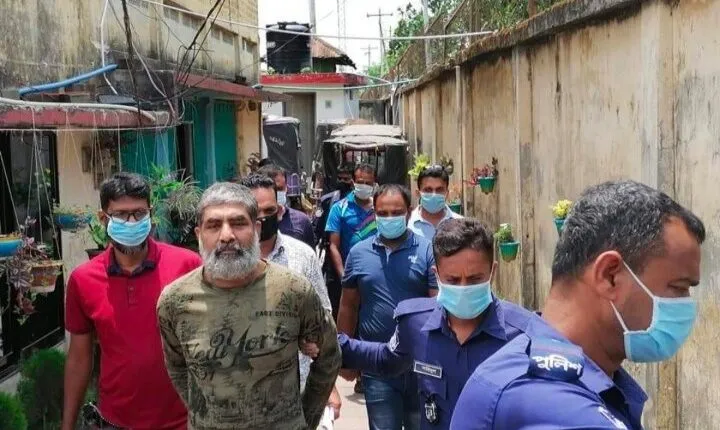 সাংবাদিক কাজলের জামিনের জন্য আদালত ভবনে আসা ব্যক্তিরা. Channel i News - চ্যানেল আই নিউজ