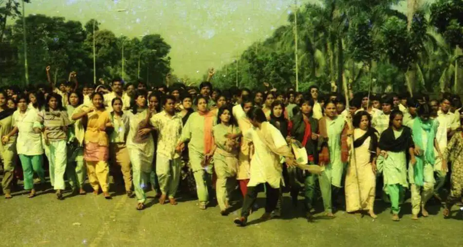 জনতা রাস্তায় প্রতিবাদে নেমেছে, শান্তিপূর্ণ আন্দোলন চলছে. Channel i News - চ্যানেল আই নিউজ