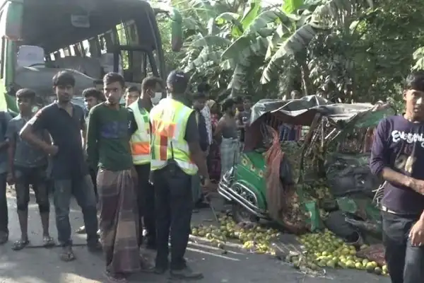 লক্ষ্মীপুরে সিএনজি-বাস মুখোমুখি সংঘর্ষে নিহত ২, আহত অনেক. Channel i News - চ্যানেল আই নিউজ