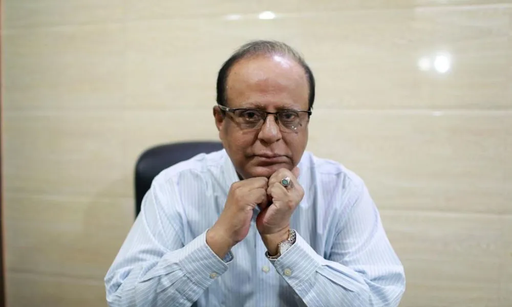 প্রযোজক নাসিরউদ্দিন দিলু চেয়ারিং টেবিলের সামনে বসে ভাবছেন. Channel i News - চ্যানেল আই নিউজ
