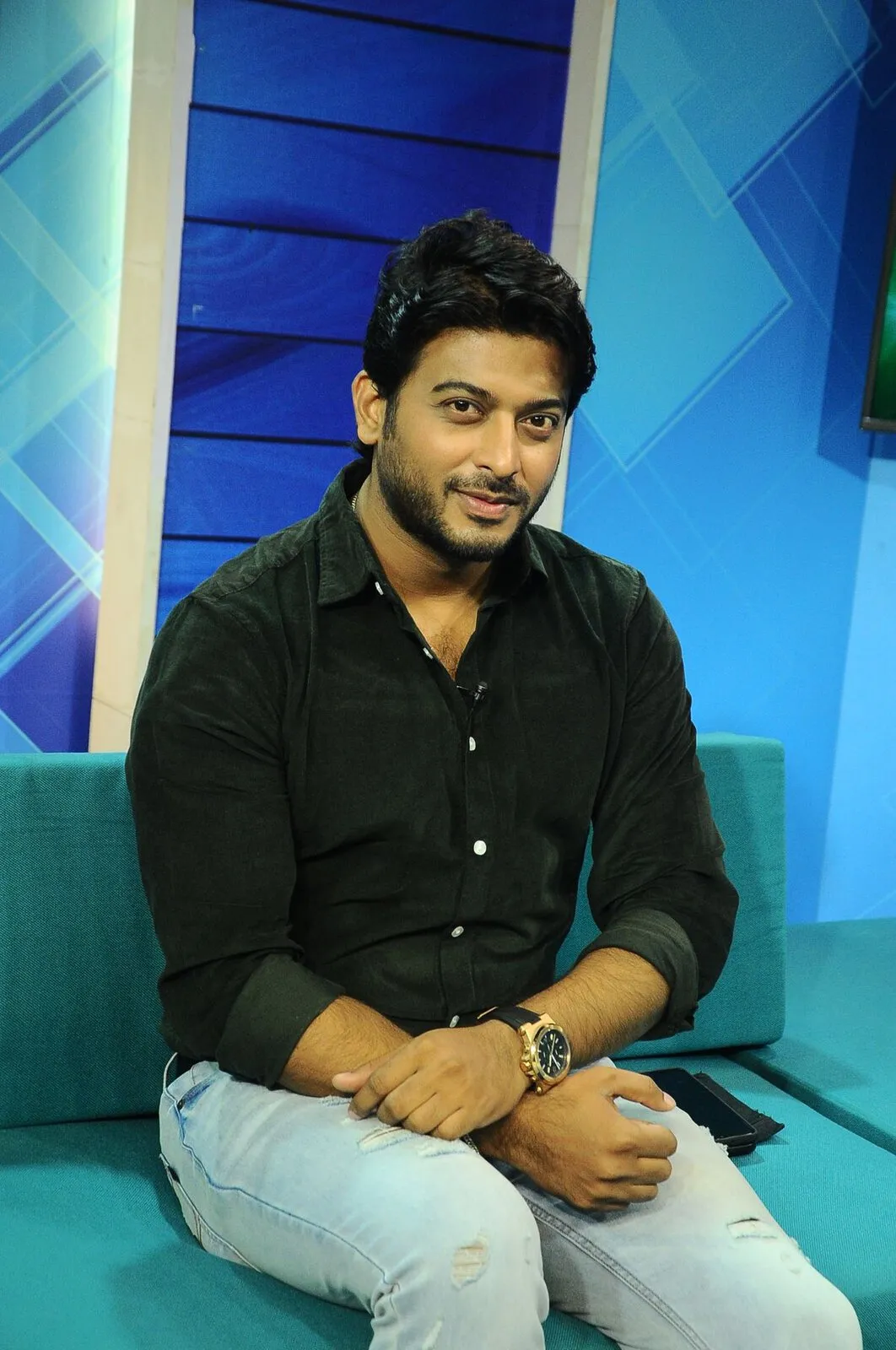 বাংলাদেশের সংবাদ উপস্থাপক চ্যানেল আই অনলাইনে কাজ করছেন. Channel i News - চ্যানেল আই নিউজ