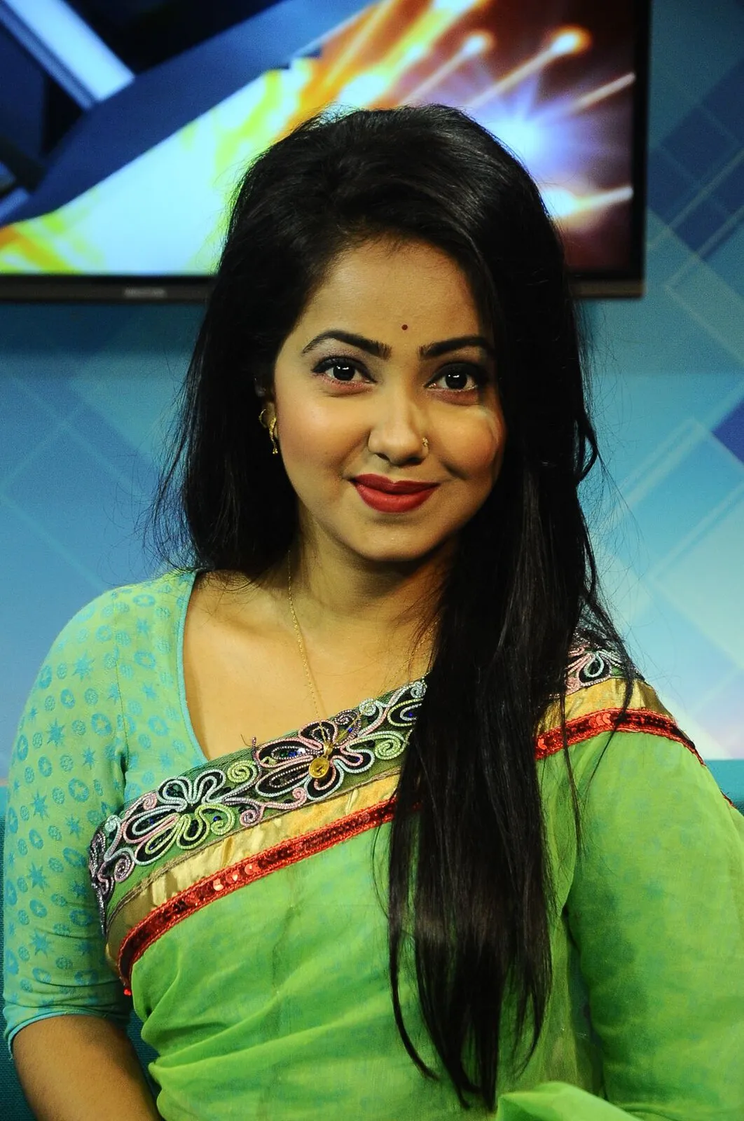 বাংলাদেশি নারী সাংবাদিক বা উপস্থাপিকা, হাসিমুখে ক্যামেরার দিকে তাকিয়ে. Channel i News - চ্যানেল আই নিউজ