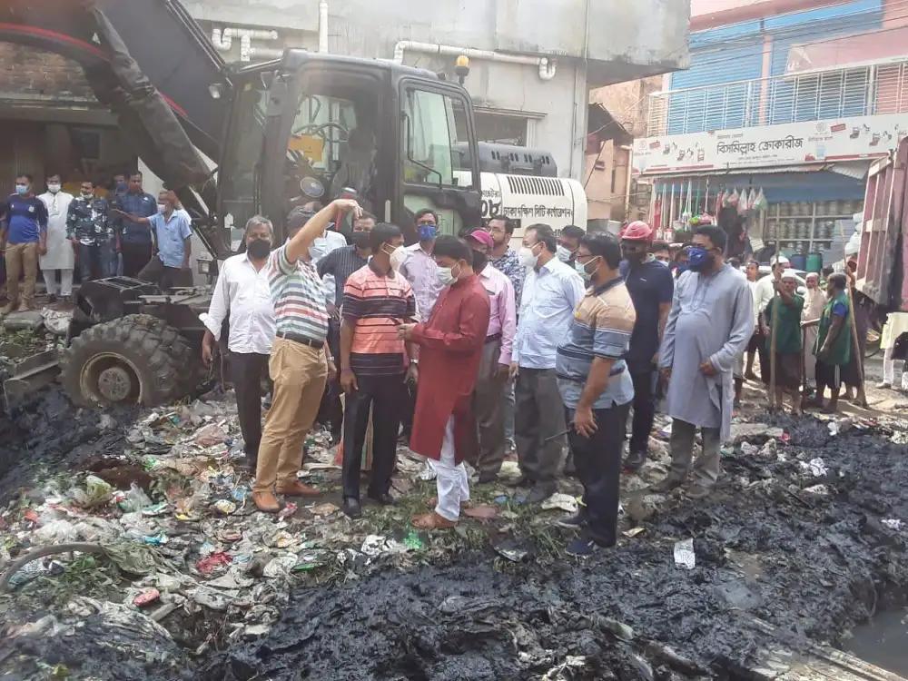 শ্যামপুর খালের বর্জ্য অপসারণের জন্য স্থানীয় জনগণ ও কর্মকর্তাদের উপস্থিতি. Channel i News - চ্যানেল আই নিউজ