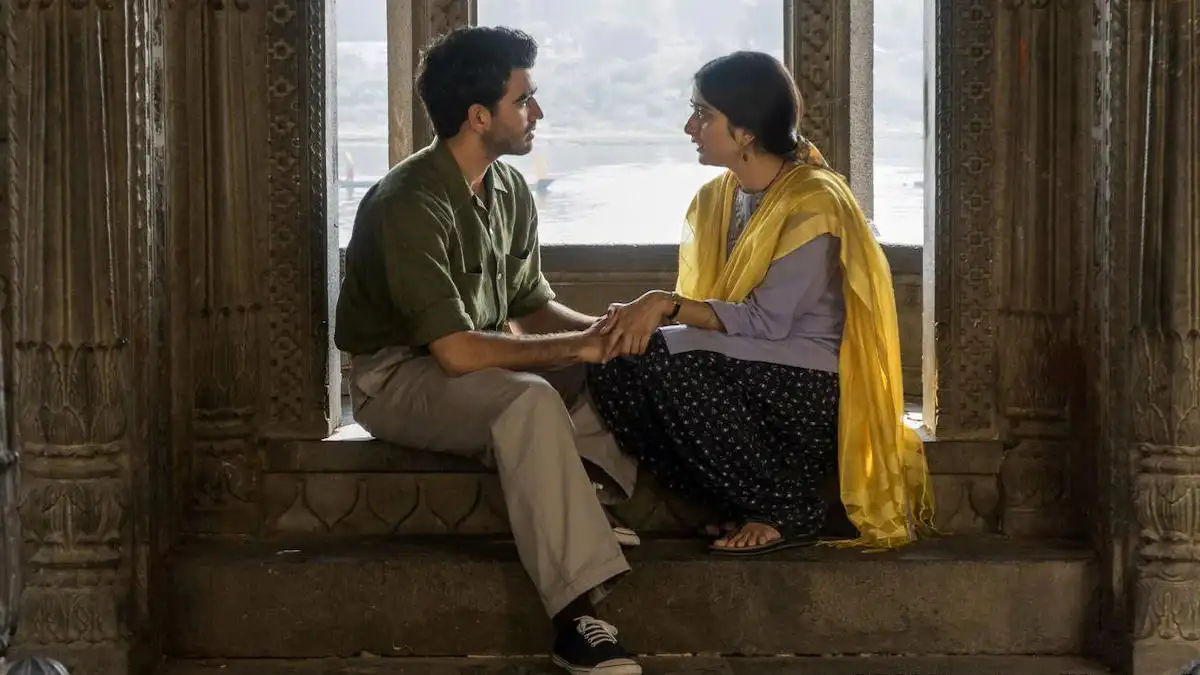 দুজন মানুষ বসে একে অপরের হাতে হাত রাখছেন, ঐতিহ্যবাহী স্থাপনায়. Channel i News - চ্যানেল আই নিউজ