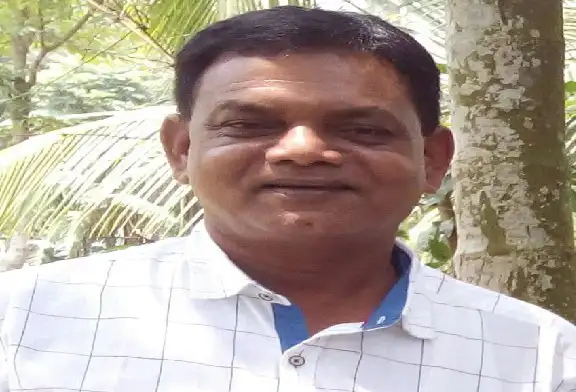 স্মিত হাসি সহ একজন পুরুষের ছবি, প্রাকৃতিক পটভূমিতে. Channel i News - চ্যানেল আই নিউজ
