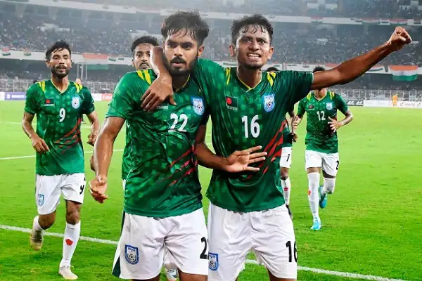 বাংলাদেশ ফুটবল দলের খেলোয়াড়রা মাঠে জয়ের উদযাপন করছে।. Channel i News - চ্যানেল আই নিউজ